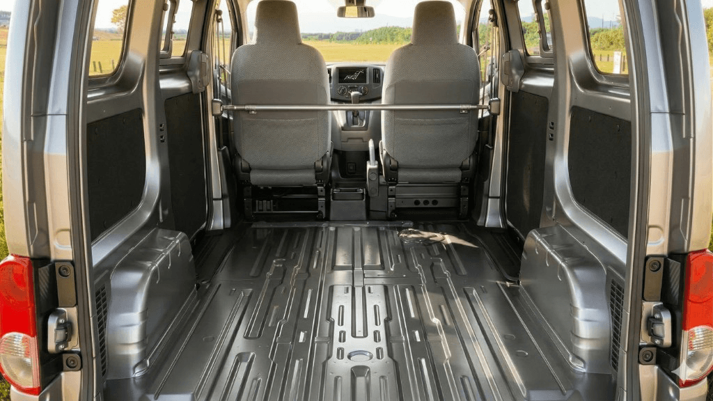 日産 NV200 バネット『旅する書斎』の車内を後方から撮影した写真。